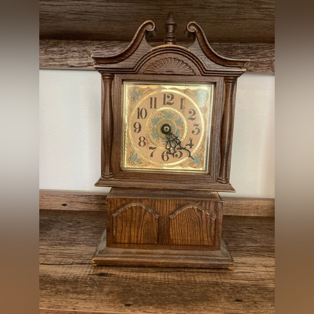 Vintage Spartus Mantel Clock in Brown with Decorative Dial